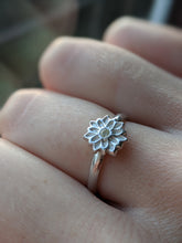 Load image into Gallery viewer, Solid Silver Flower Ring
