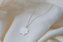 Load image into Gallery viewer, silver flower design necklace
