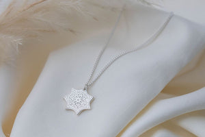 silver flower design necklace