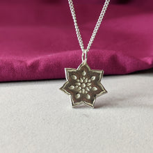 Load image into Gallery viewer, Silver Flower necklace
